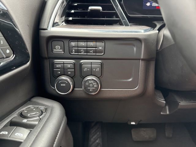 Used 2025 Chevrolet Suburban Z71 image 22