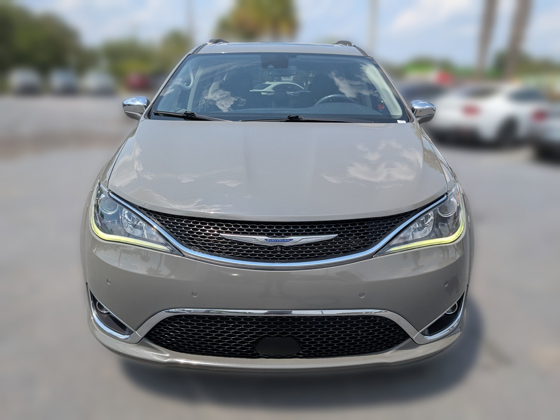 Used 2020 Chrysler Pacifica Limited w/ Tire & Wheel Group FWD image 10