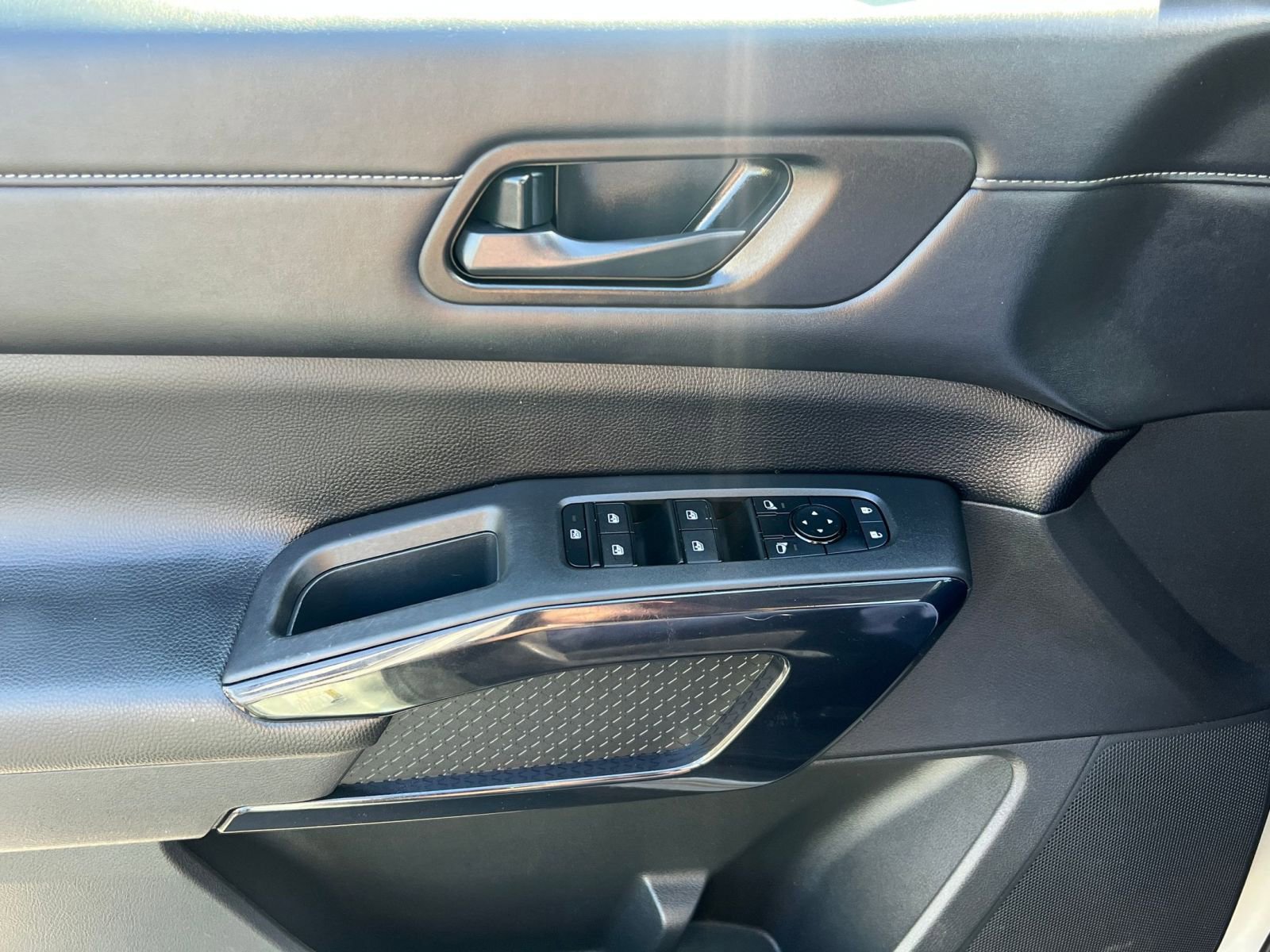Used 2025 Nissan Pathfinder SV AWD/4WD image 18