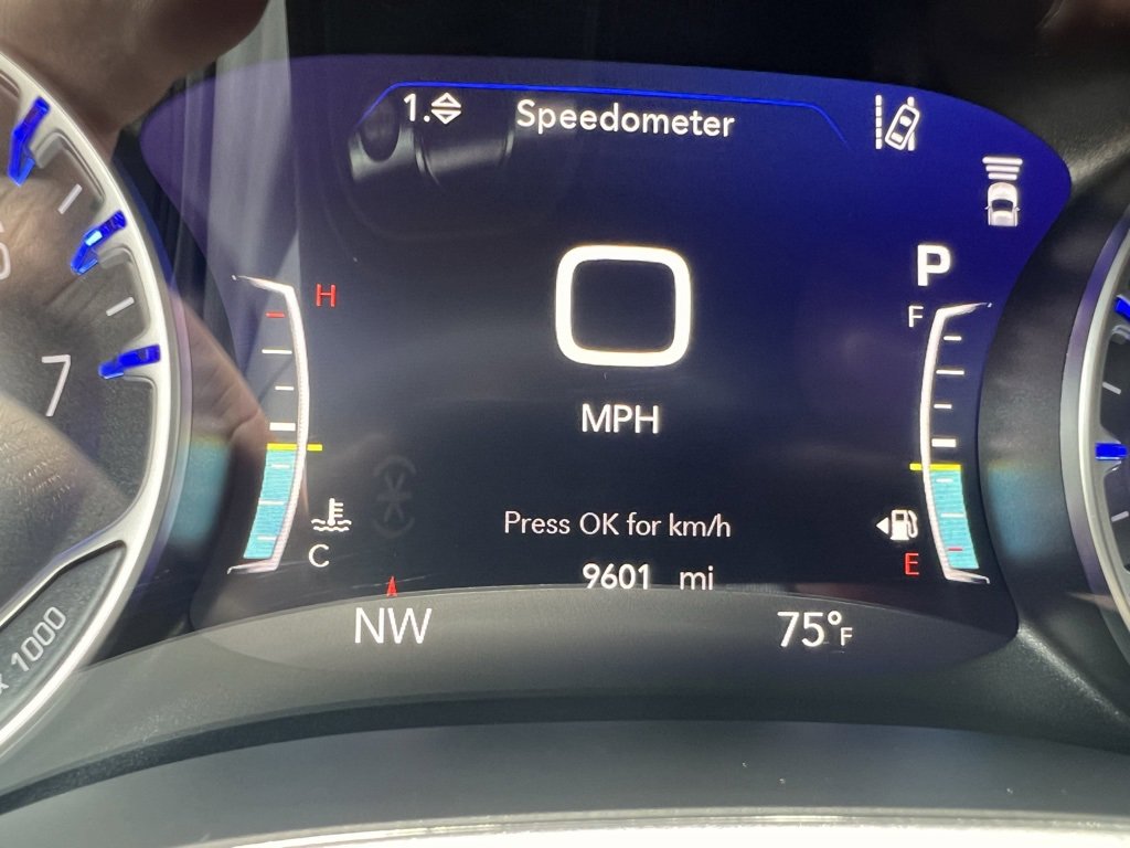 Used 2025 Chrysler Pacifica Select image 18