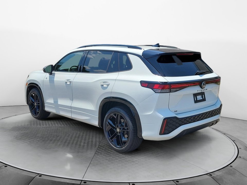 New 2026 Volkswagen Tiguan SE R-Line FWD image 5