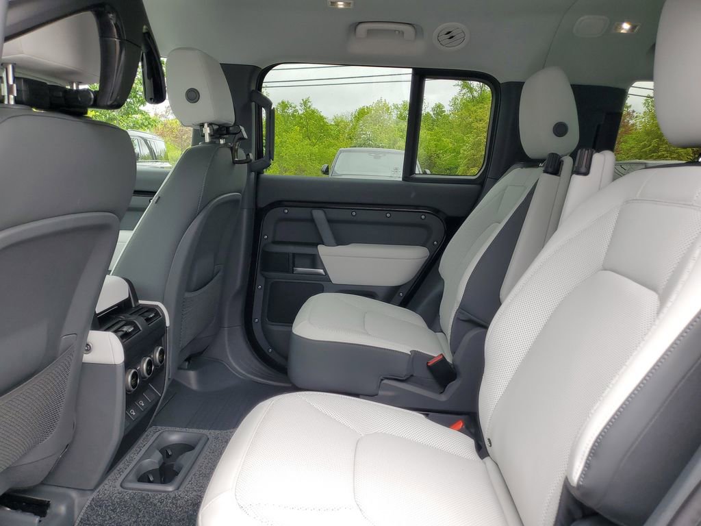 Used 2025 Land Rover Defender 130 X-Dynamic SE image 31