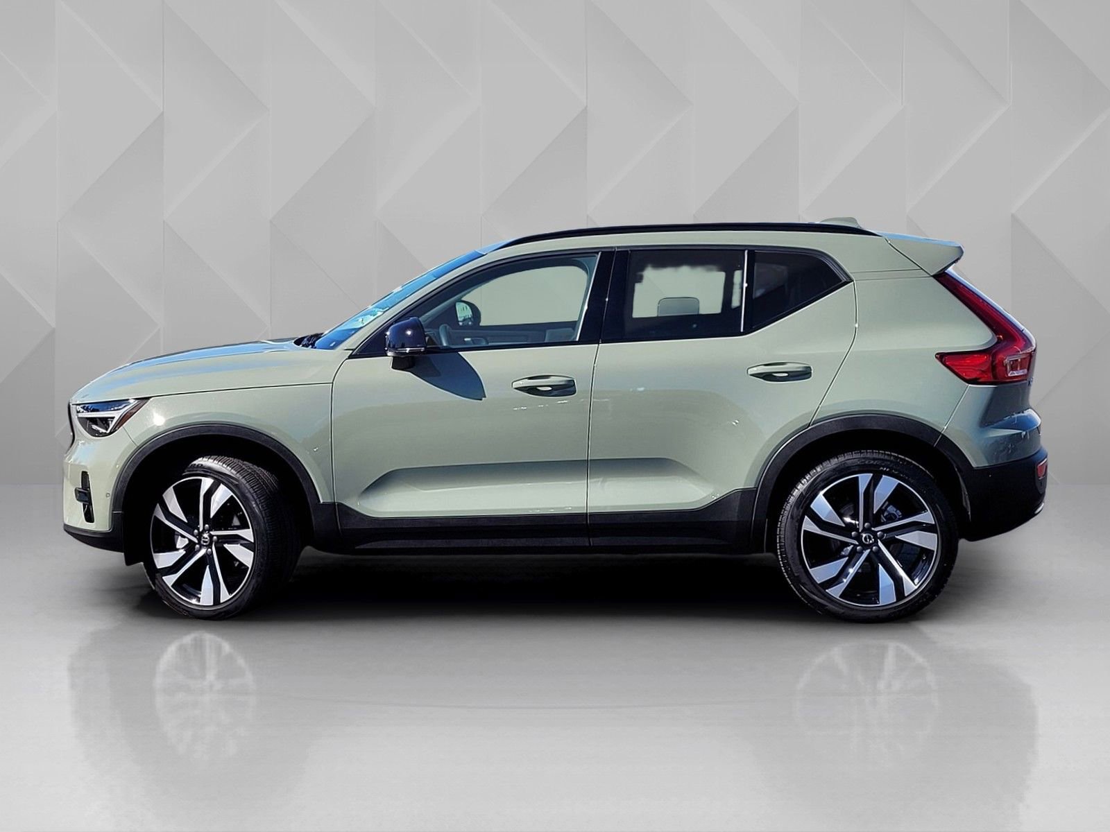 Certified 2024 Volvo XC40 B5 Ultimate w/ Climate Package image 3