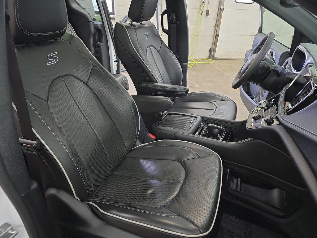 Certified 2025 Chrysler Pacifica Limited FWD image 10