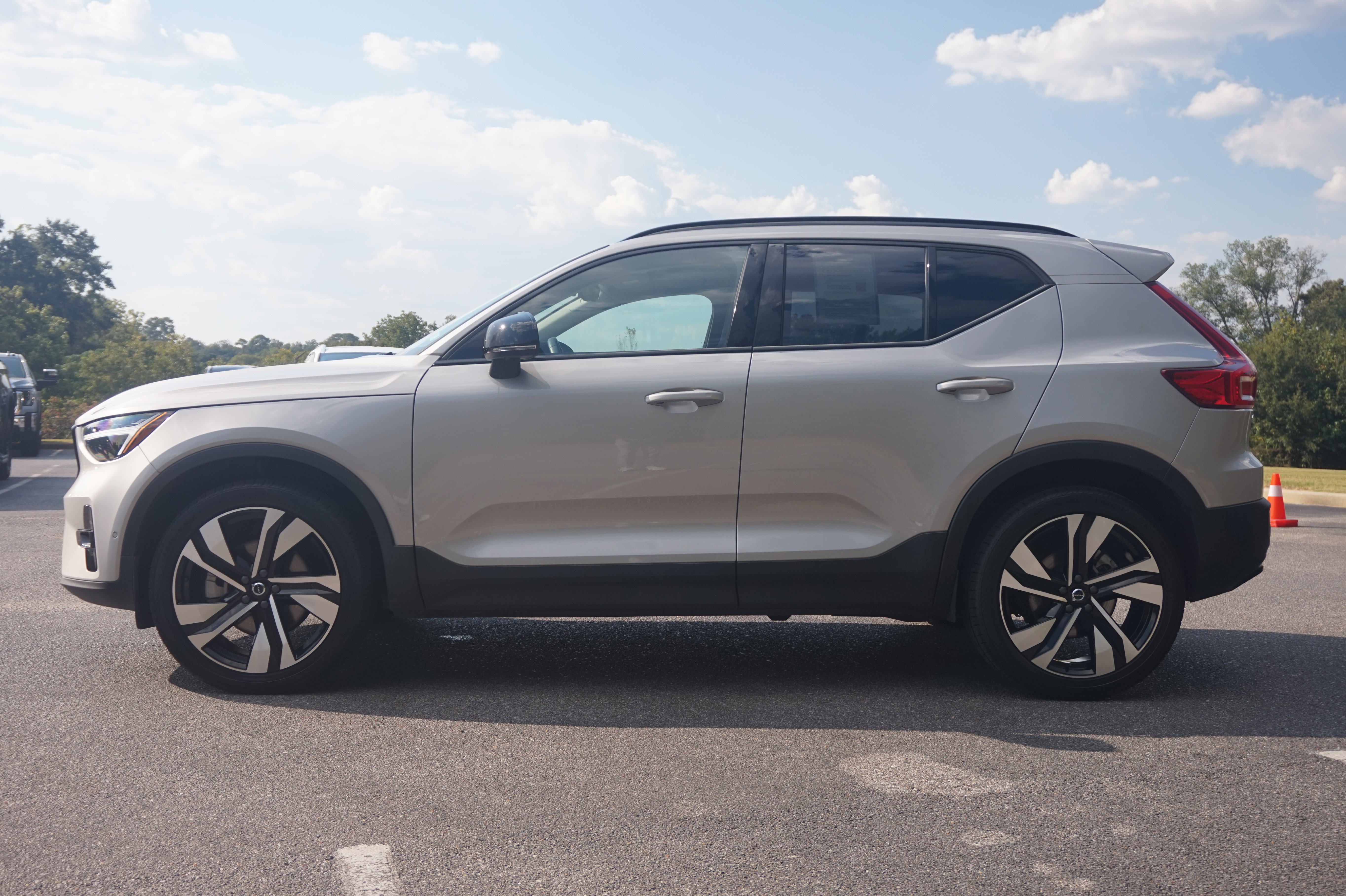 Used 2025 Volvo XC40 B5 Plus image 6