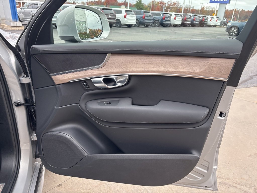 Certified 2025 Volvo XC90 B6 Plus image 38