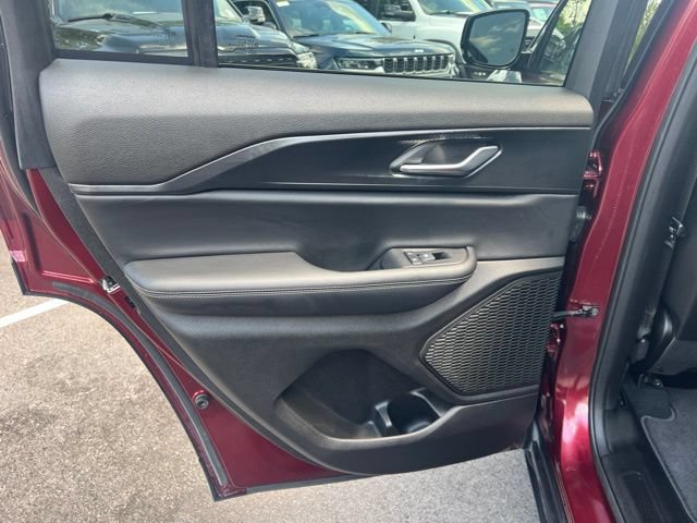 Used 2025 Jeep Grand Cherokee Altitude AWD/4WD image 19