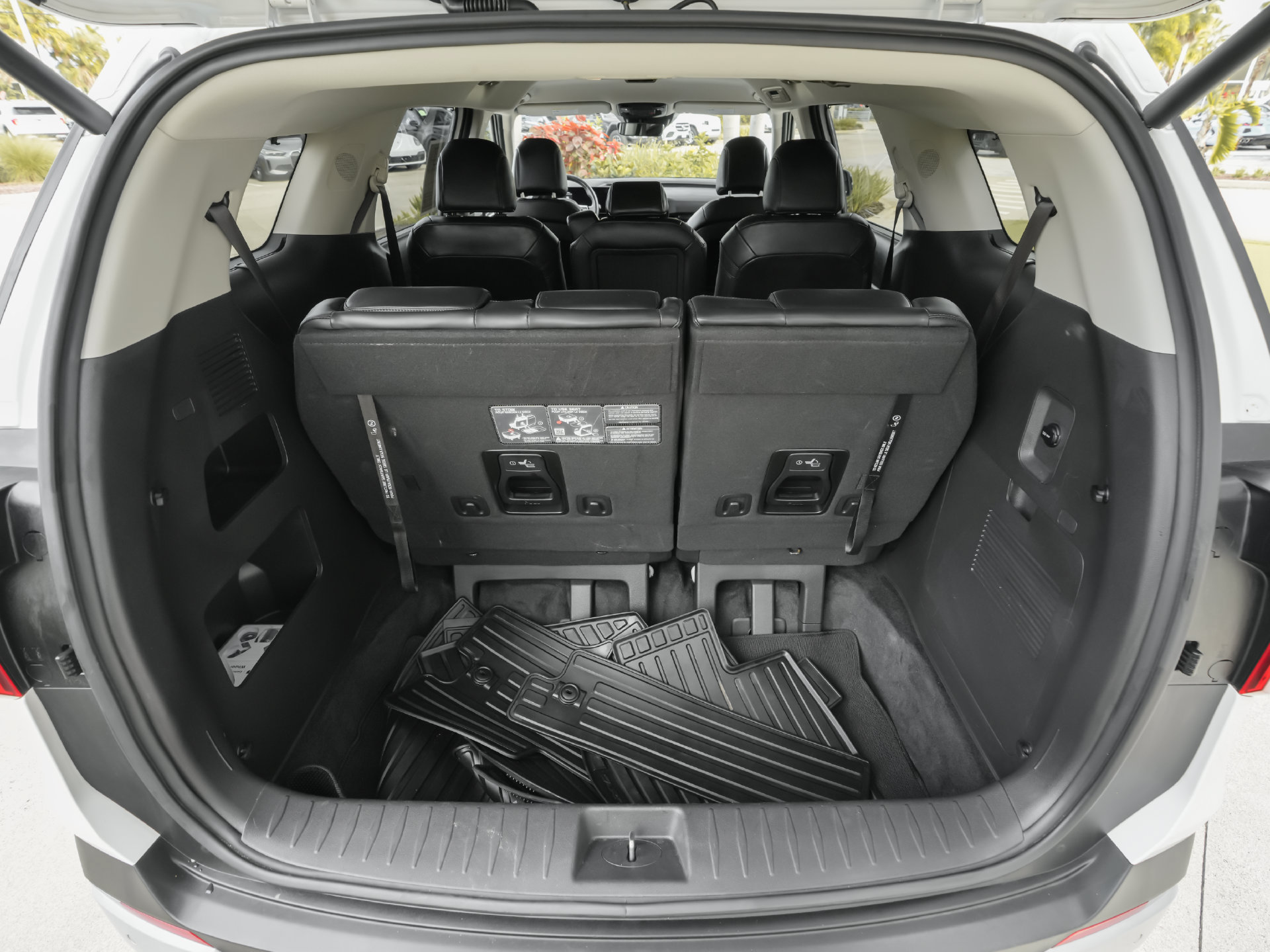 Used 2026 Kia Carnival EX FWD image 24