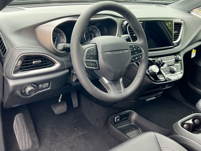 New 2027 Chrysler Pacifica Select AWD/4WD image 17