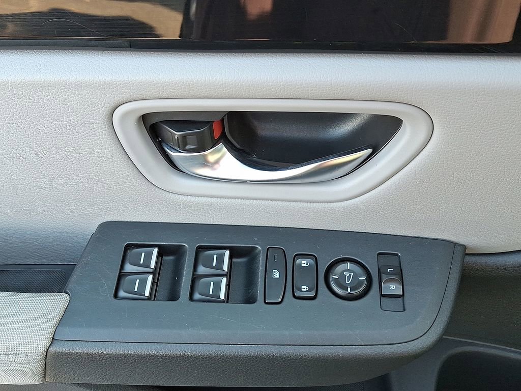 Used 2023 Honda Pilot LX image 2