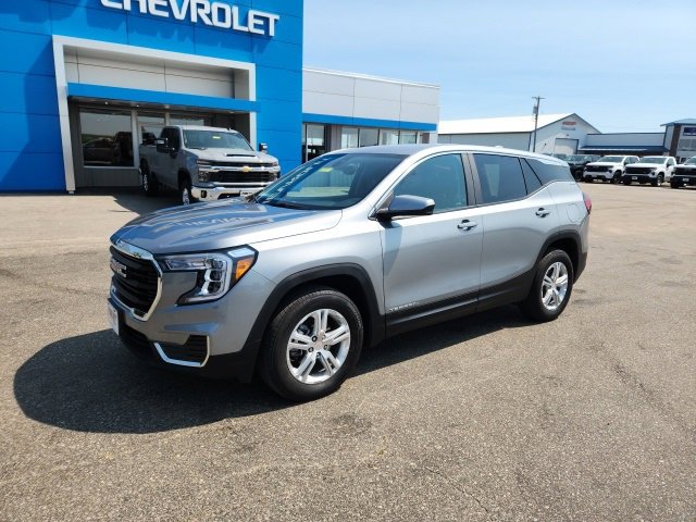 Used 2024 GMC Terrain SLE image 2