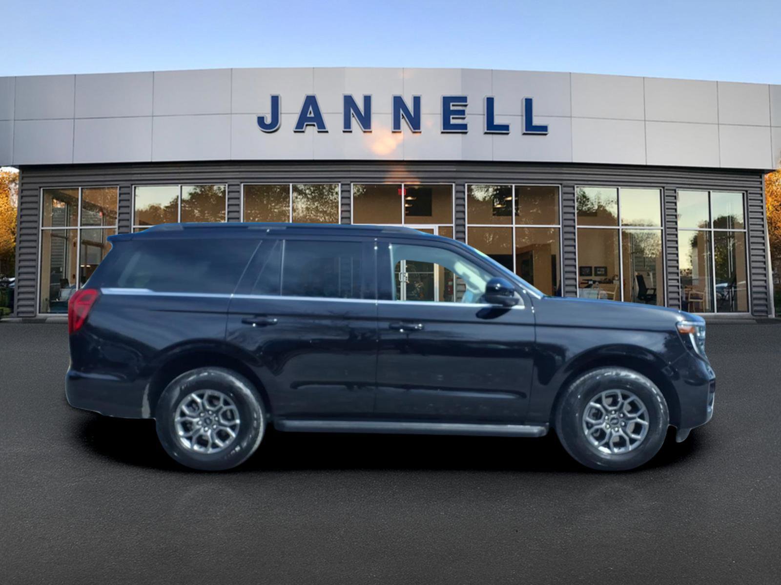 Used 2025 Ford Expedition Active image 4