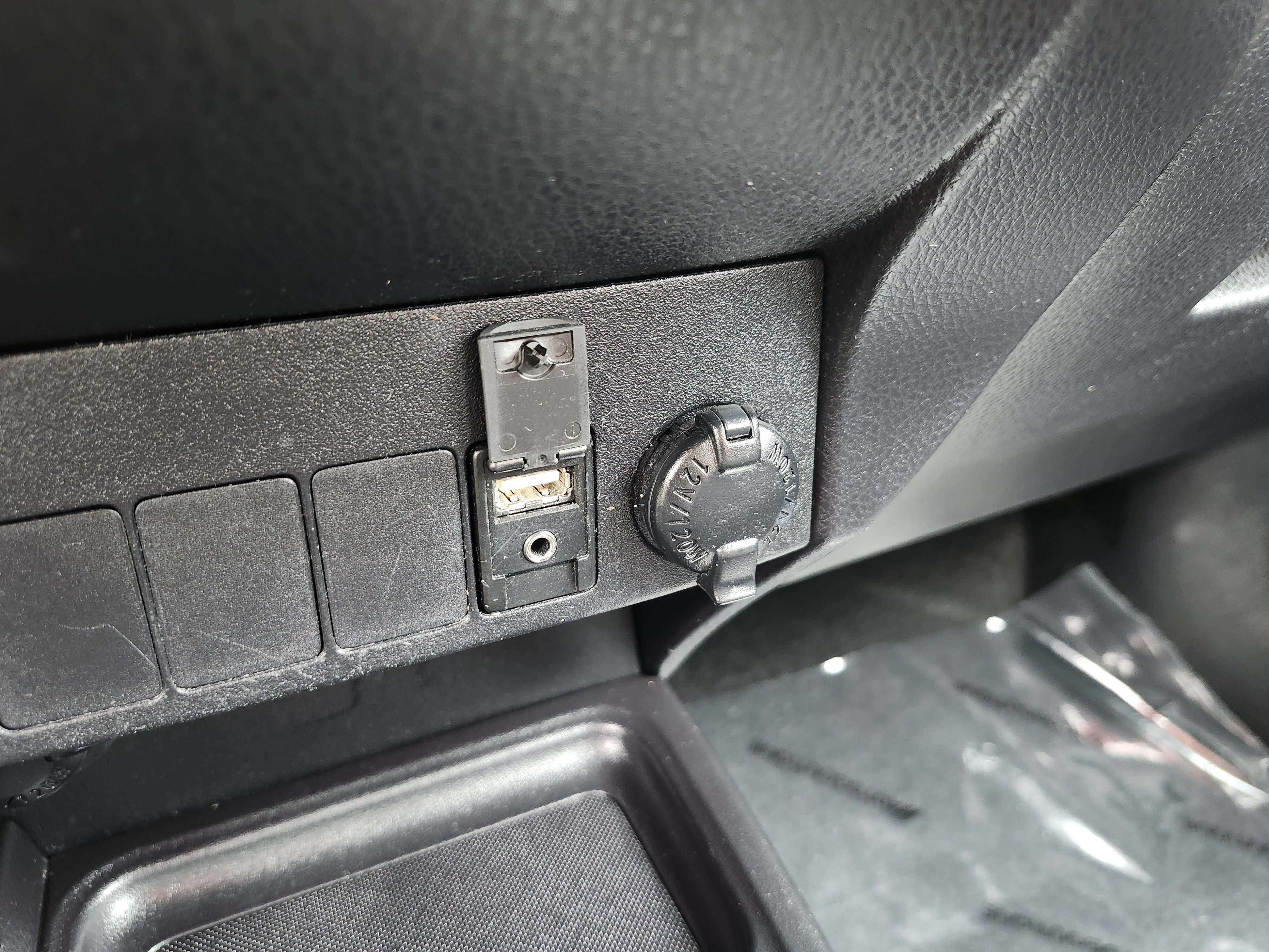 Used 2015 Toyota RAV4 LE FWD image 8