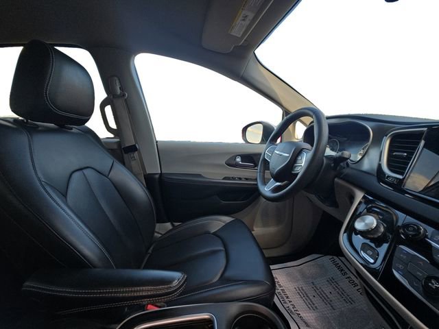 Used 2023 Chrysler Pacifica Touring-L FWD image 16