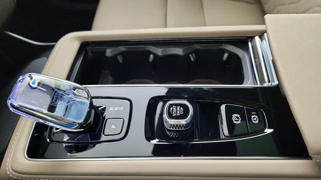 New 2026 Volvo XC90 T8 Plus w/ Protection Package Premier AWD/4WD image 17