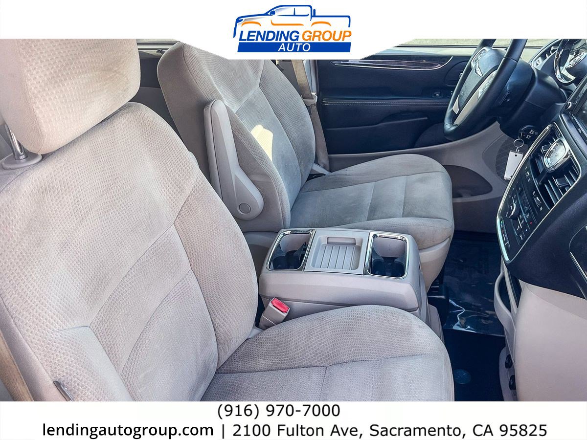 Used 2016 Chrysler Town & Country Touring image 14