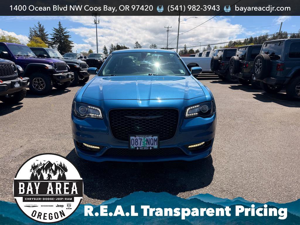 Used 2022 Chrysler 300 Touring L RWD image 2