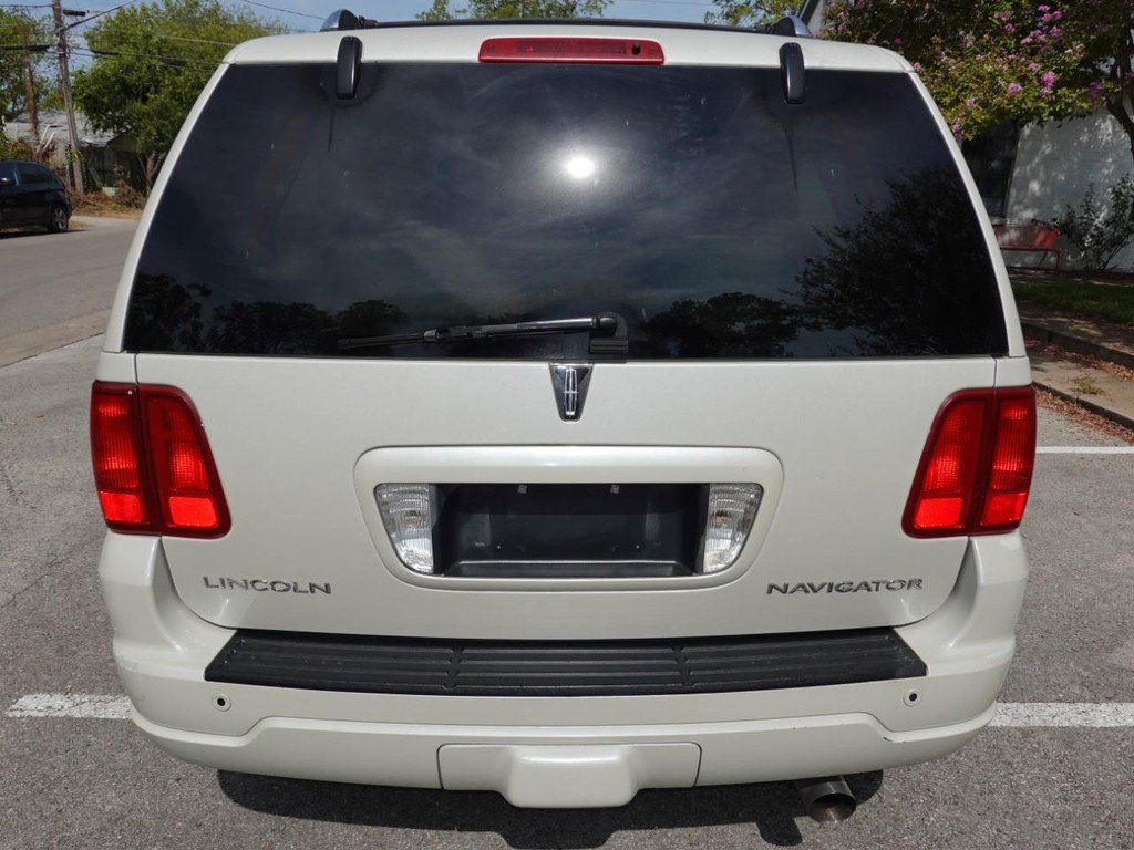 Used 2005 Lincoln Navigator Luxury image 6