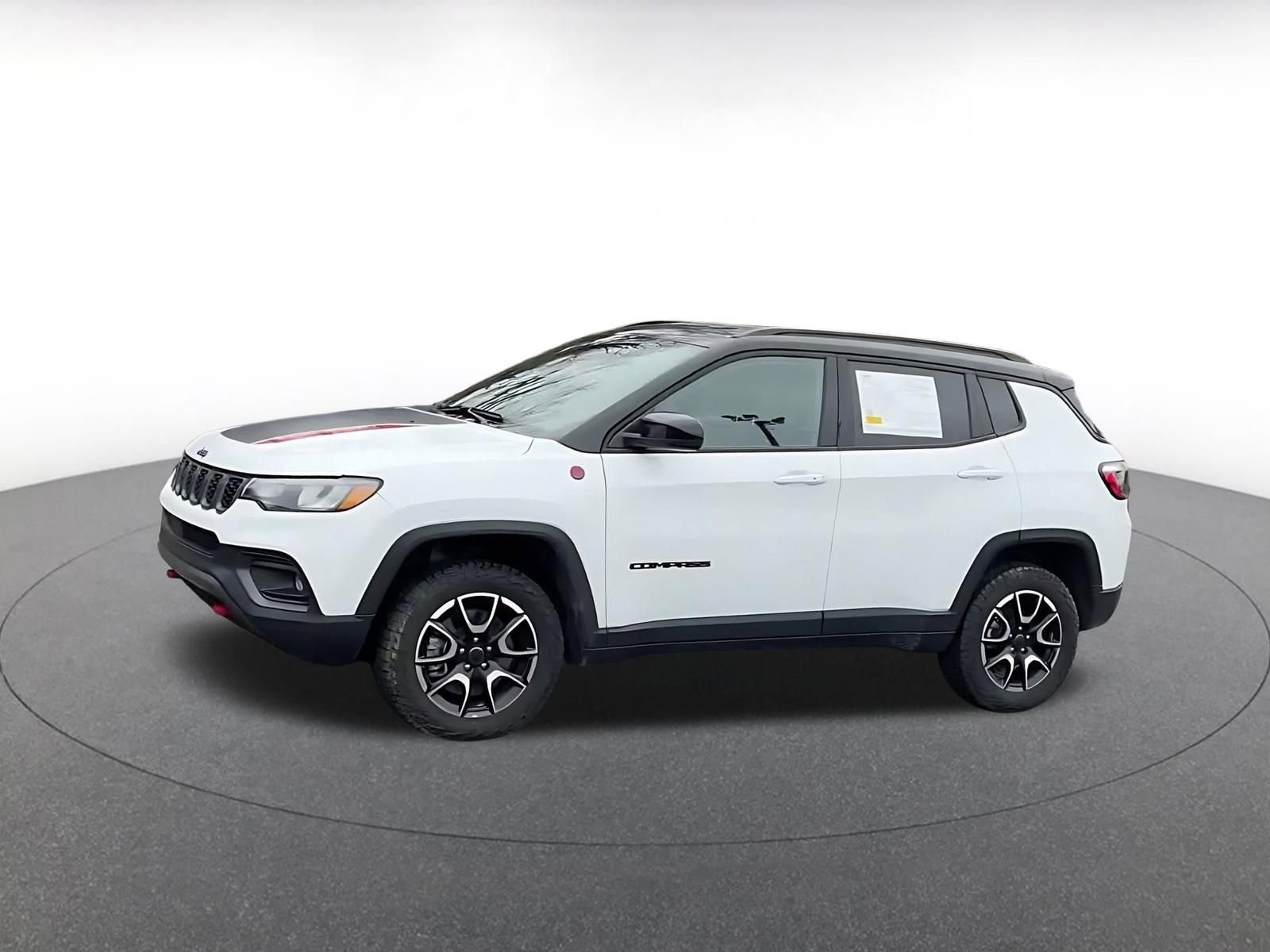 Used 2025 Jeep Compass Trailhawk image 8
