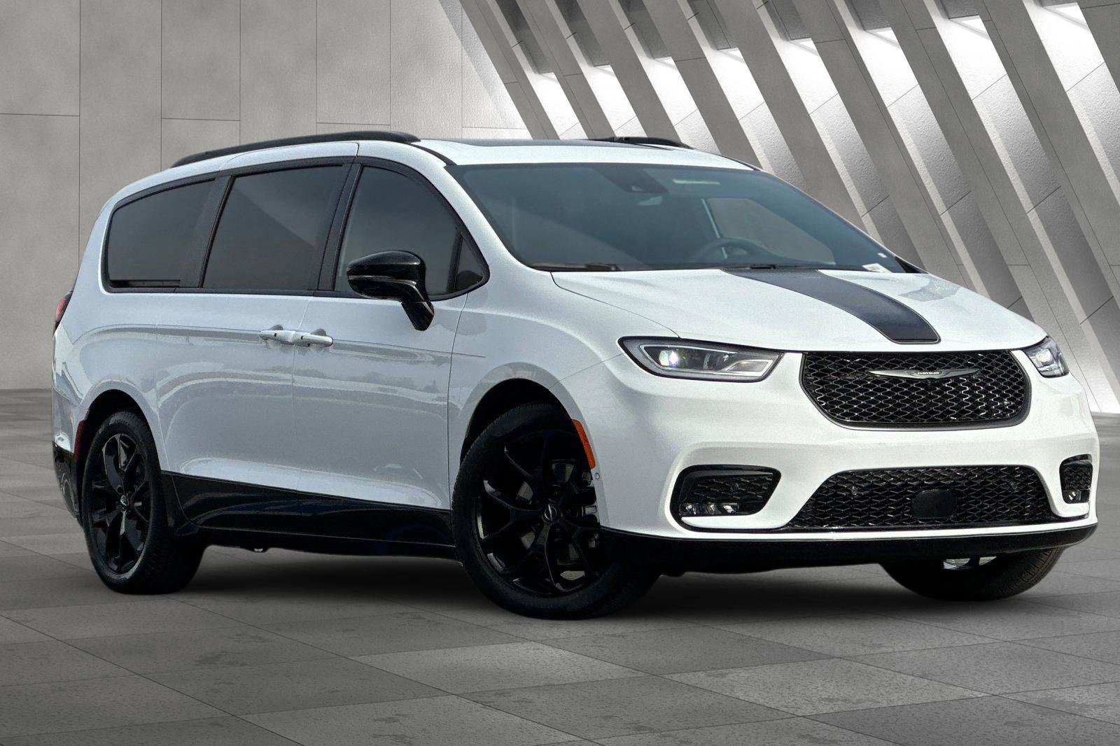 Used 2024 Chrysler Pacifica Limited w/ Uconnect Theater Family Group