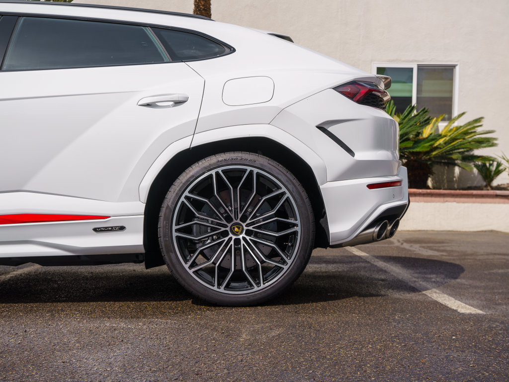 Used 2025 Lamborghini Urus SE AWD/4WD image 39
