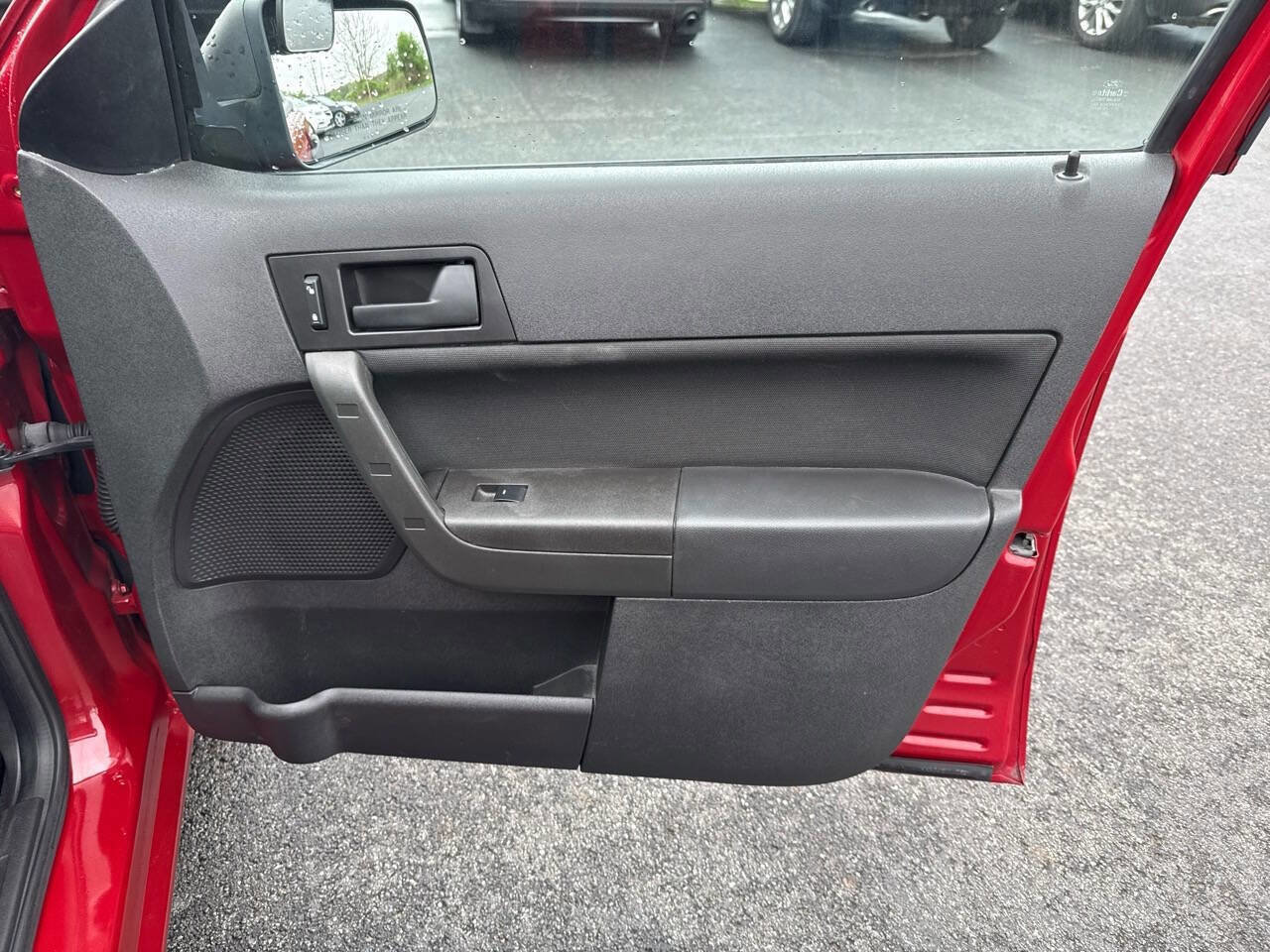 Used 2010 Ford Focus SE FWD image 20