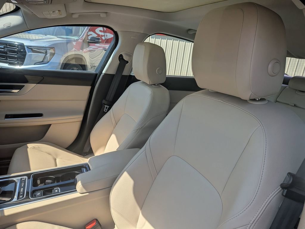 Used 2016 Jaguar XF Premium RWD image 13