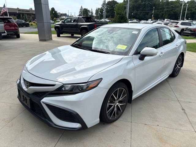 Used 2024 Toyota Camry SE w/ Cold Weather Package FWD image 3