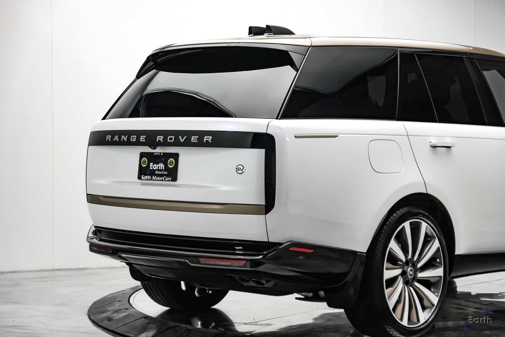 Used 2024 Land Rover Range Rover SV AWD/4WD image 18