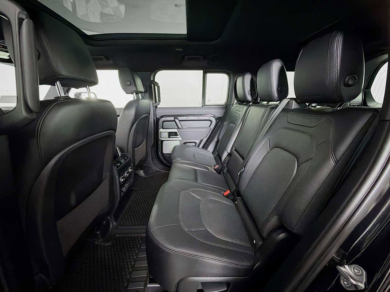 Used 2023 Land Rover Defender 130 SE image 22