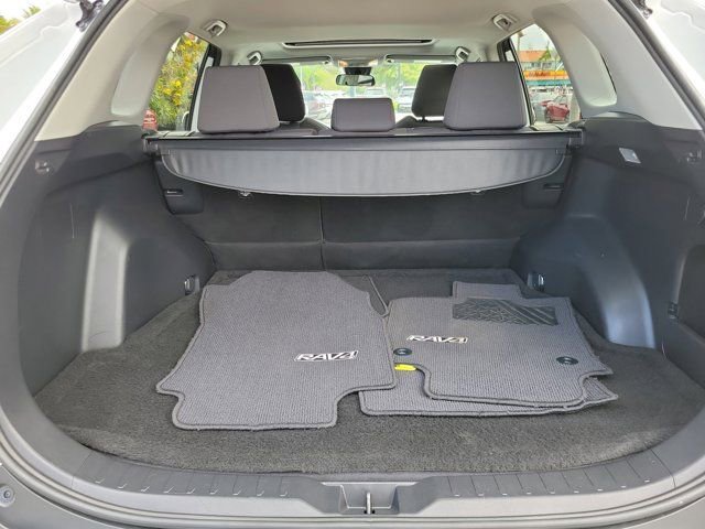 Used 2020 Toyota RAV4 XLE w/ Convenience Package FWD image 6