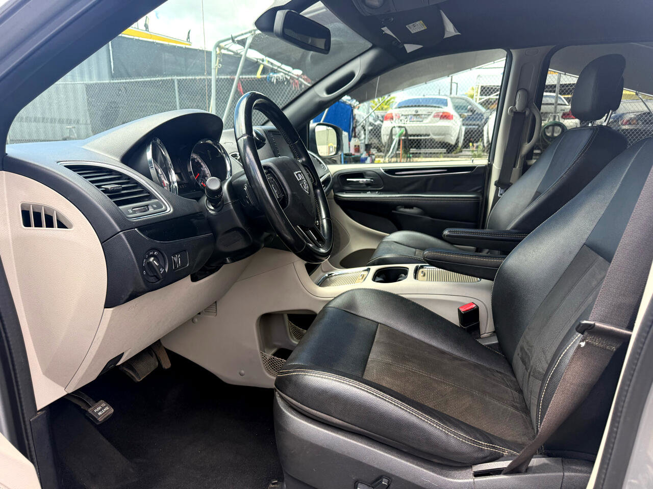 Used 2019 Dodge Grand Caravan SXT image 9