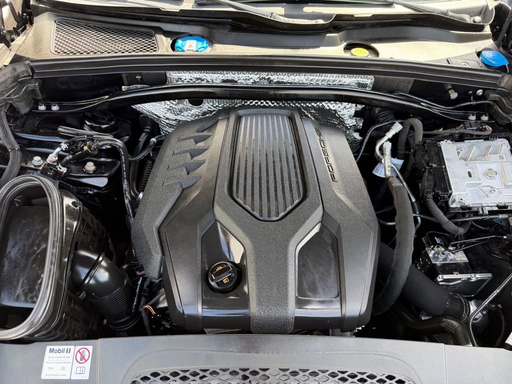 Used 2024 Porsche Macan AWD/4WD image 12