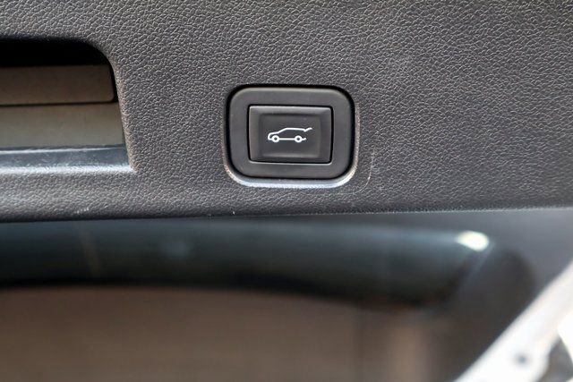 Used 2025 Chevrolet Traverse LT image 24