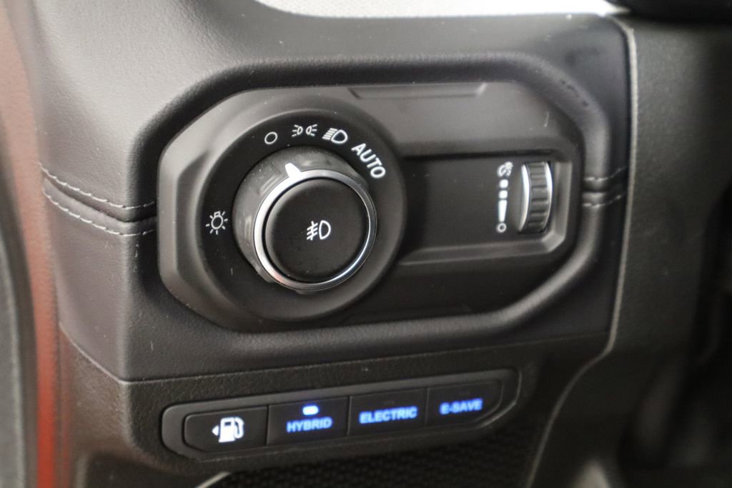Used 2025 Jeep Wrangler Unlimited Sahara w/ Safety Group image 23