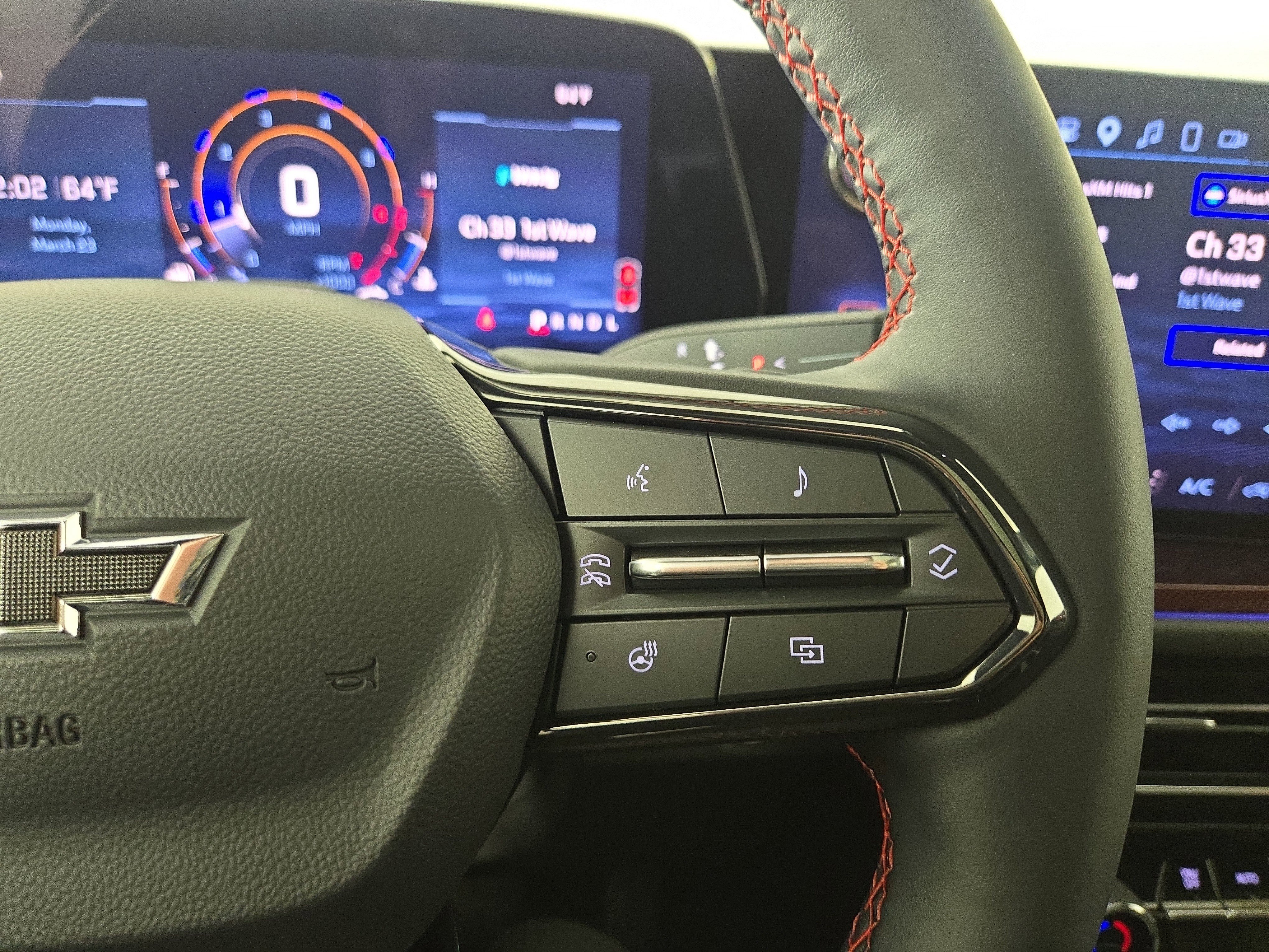 Certified 2025 Chevrolet Traverse RS w/ LPO, Floor Liner Package AWD/4WD image 17