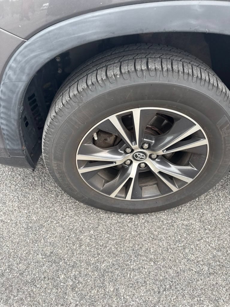 Used 2019 Toyota Highlander LE AWD/4WD image 8