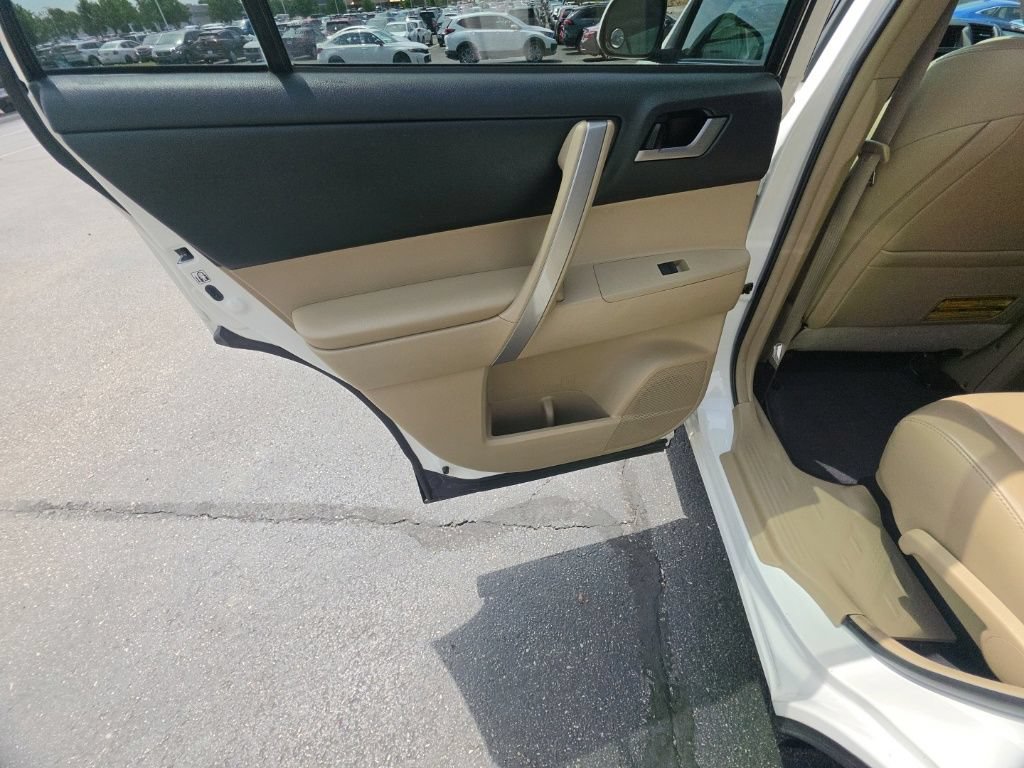 Used 2013 Toyota Highlander SE AWD/4WD image 25