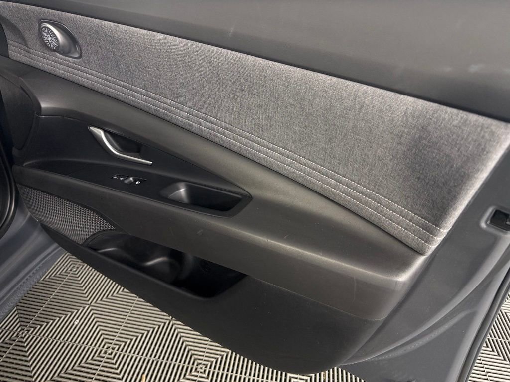 Used 2024 Hyundai Elantra Limited image 34