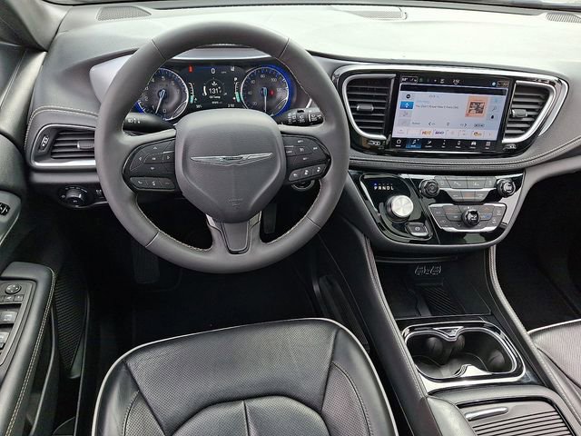 Used 2025 Chrysler Pacifica Limited image 12