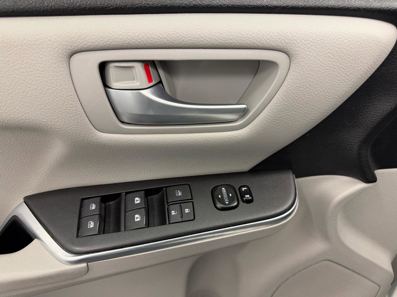 Used 2017 Toyota Camry LE FWD image 6