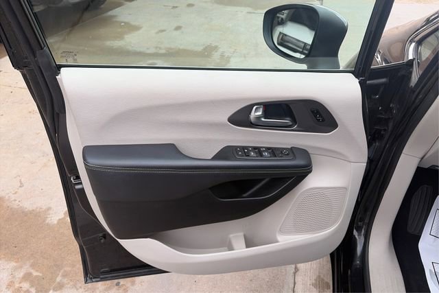 Used 2023 Chrysler Pacifica Touring-L image 19