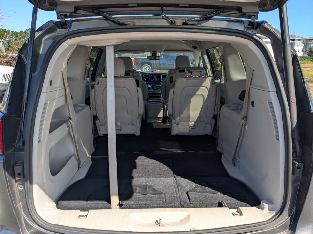 Used 2017 Chrysler Pacifica Touring-L Plus FWD image 11