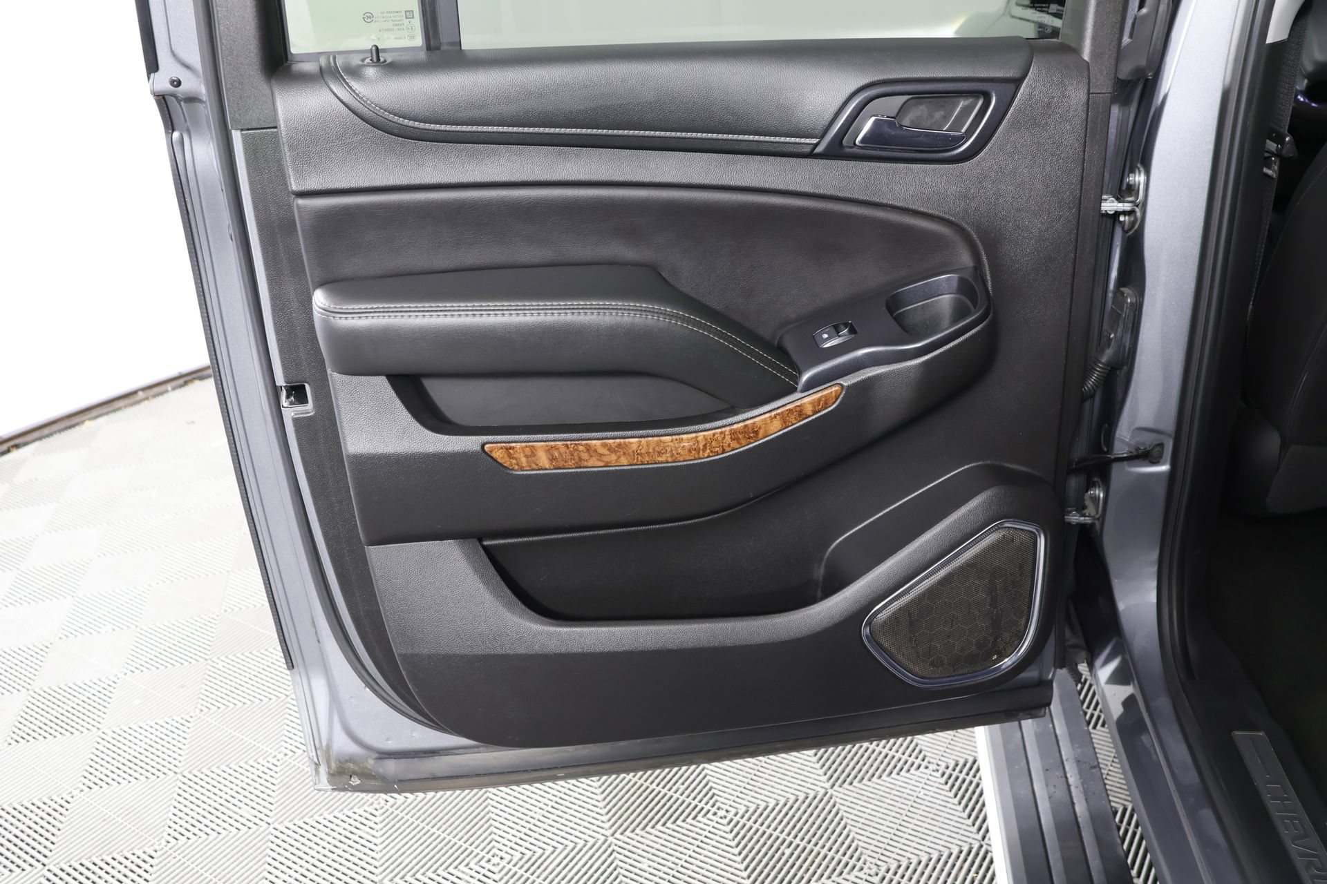 Used 2018 Chevrolet Suburban Premier AWD/4WD image 30
