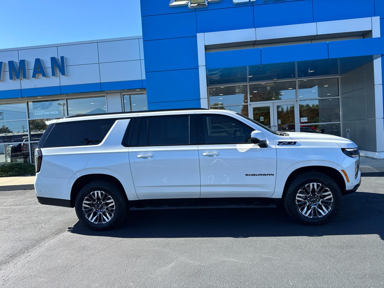 Used 2025 Chevrolet Suburban Z71 w/ Comfort Package AWD/4WD image 3