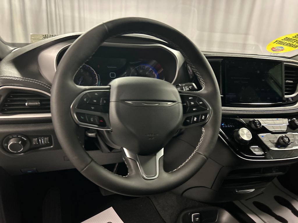 New 2027 Chrysler Pacifica Select FWD image 13