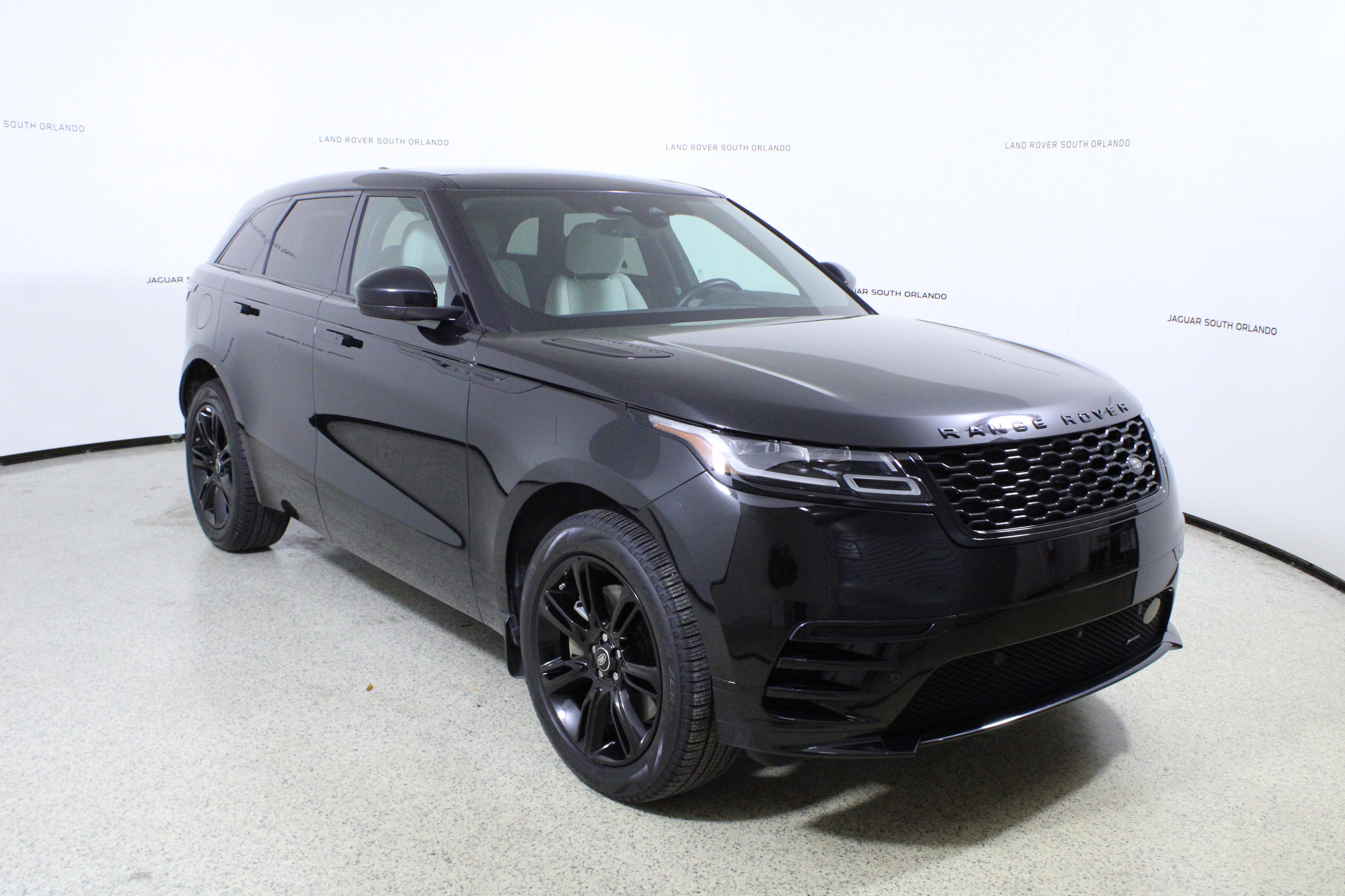 Used 2023 Land Rover Range Rover Velar R-Dynamic S image 3