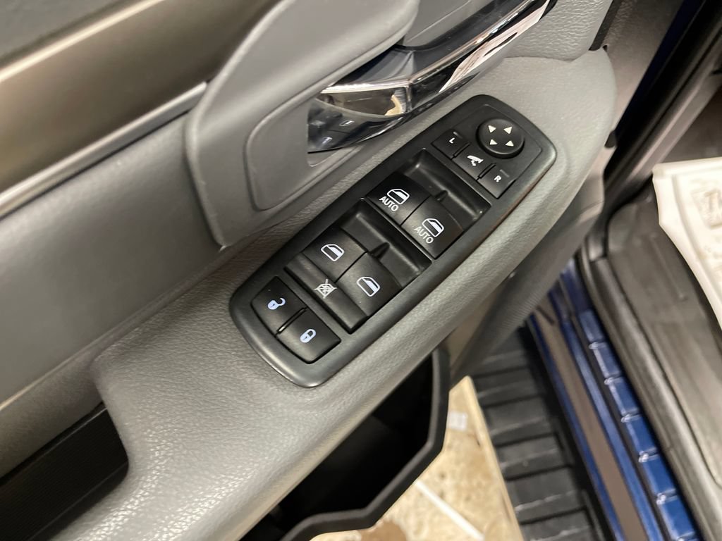 Used 2017 RAM 1500 Classic SLT w/ Luxury Group AWD/4WD image 16