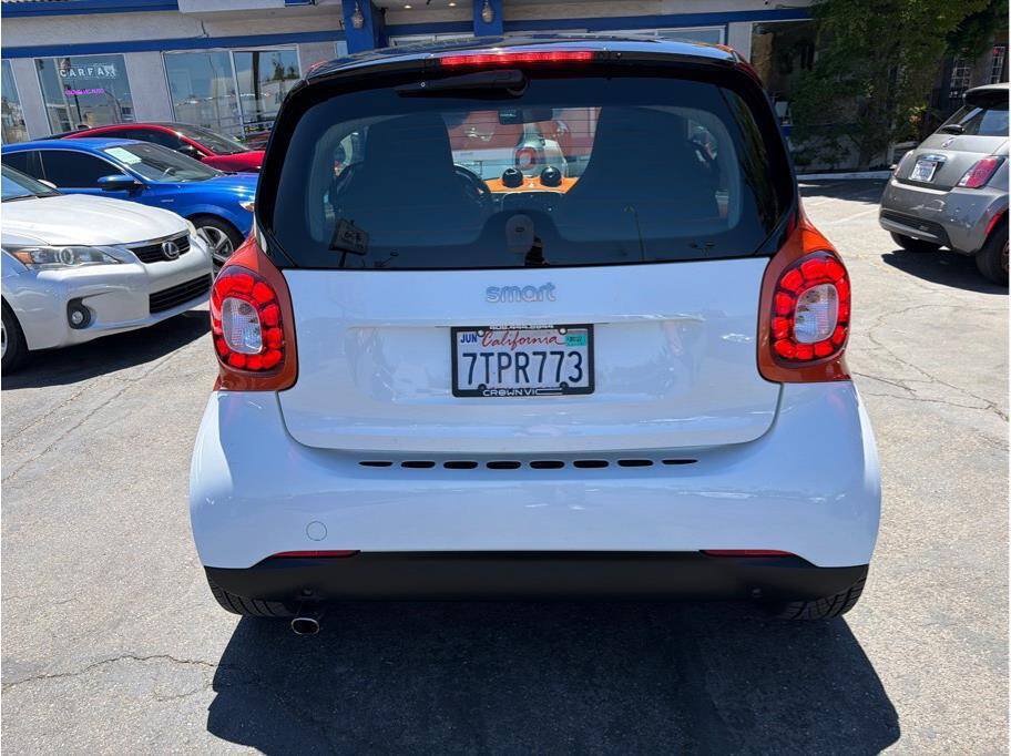 Used 2016 smart fortwo Proxy RWD image 19