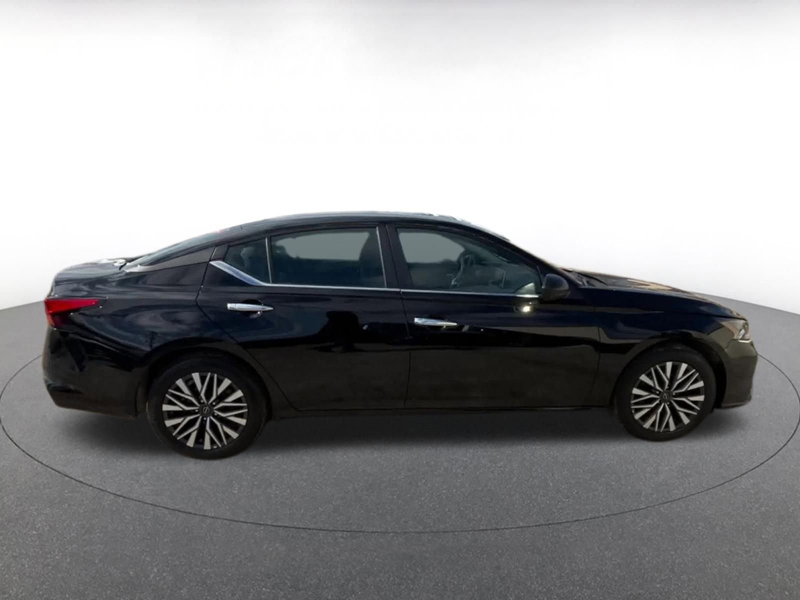 Used 2025 Nissan Altima 2.5 SV FWD image 16